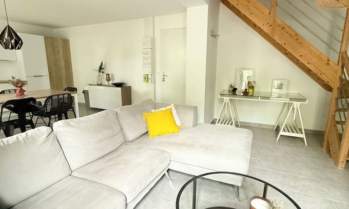 Marsillargues Apartment | Le Hugo F3 in maison de maître - Charm & conviviality close to town and beaches