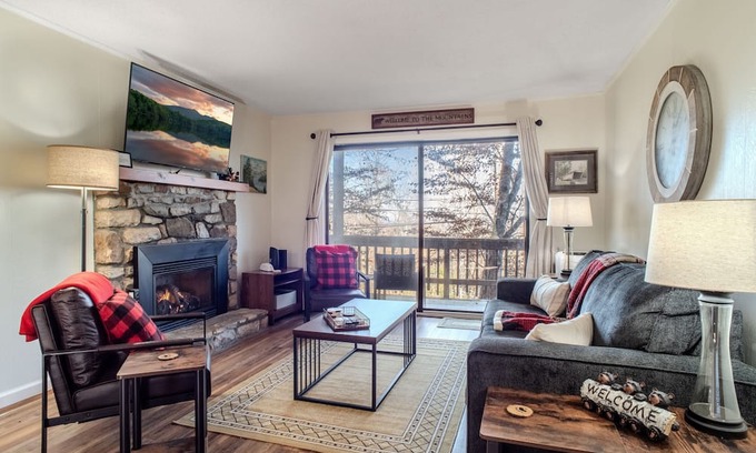 Beech Mountain Condo | Walk to Slopes | Updated 2BR Retreat w/Fireplace & Pet-Friendly