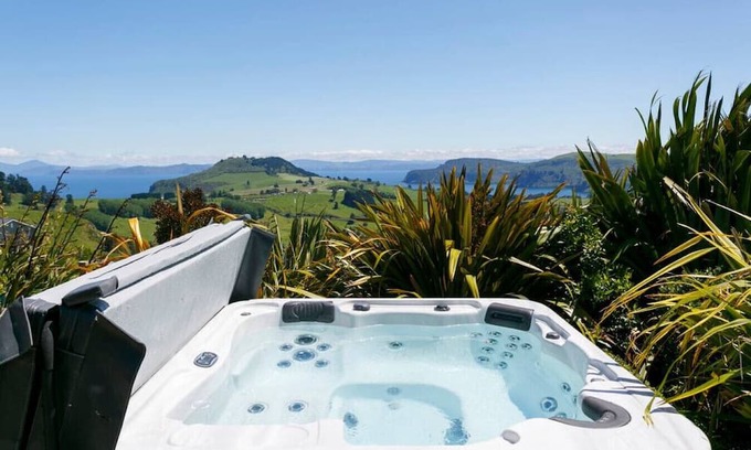 Acacia Bay House | Whakaipo Sunsets with Spa pool - divine views, beautiful, tranquil, tasteful comfort