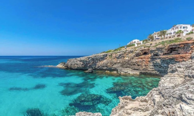 Marina de Son Ganxo Villa | Spectacular and spacious villa on the seafront, close to the beach.