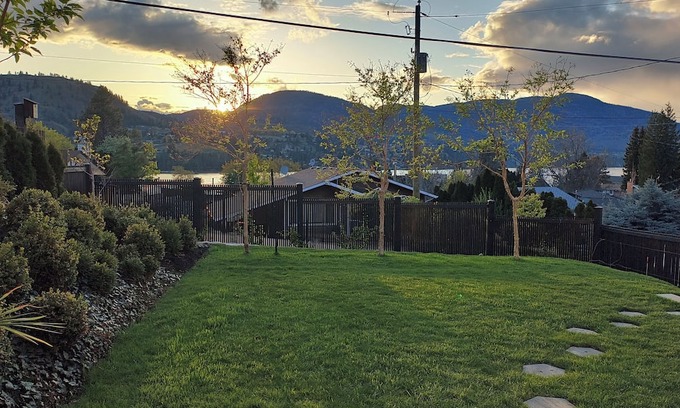 Okanagan-Similkameen Bed & Breakfast | Villa Carmel- Garden Suite 1 minute walk to Skaha Lake