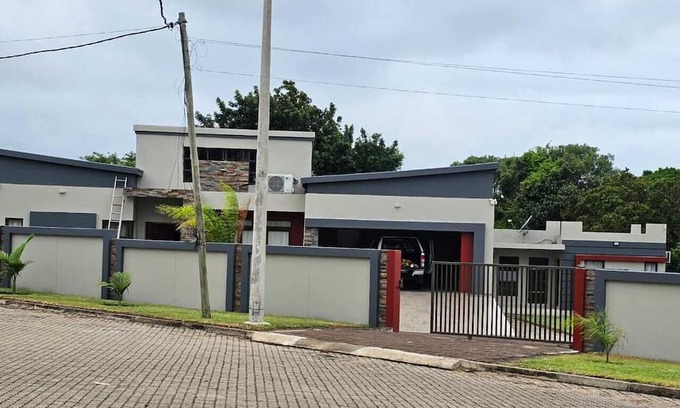 Gueima House | 3-bedroom house in enchanting Praia Do Bilene with WiFi, AC