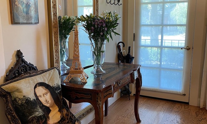 Napa Cottage | Charming 2-bed cottage in fabulous Napa. Walk to downtown with WiFi, AC