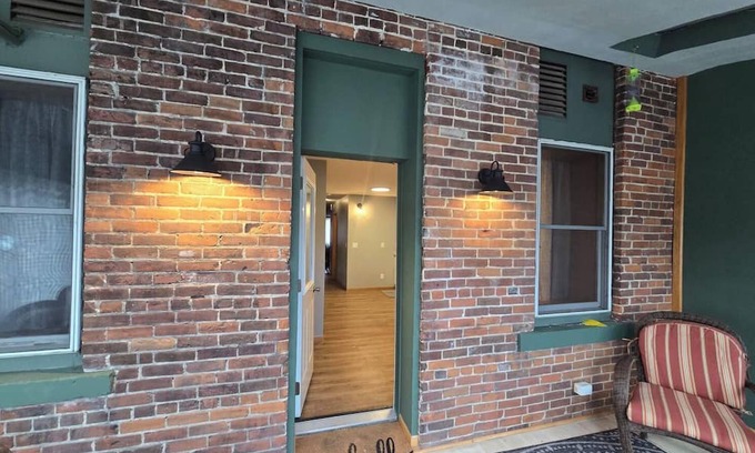 Lansing Apartment | Apartment with WiFi above laundromat in Main Street in Lansing