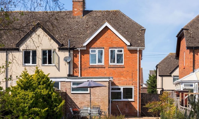 Frampton on Severn House | Pass the Keys | Central 3 Bed House in Stratford Upon Avon