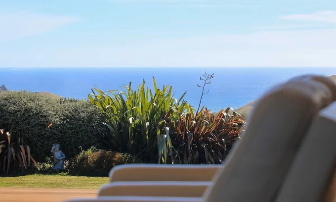 Raglan Bed & Breakfast | Raglan Retreat New Zealand w/Barrel Spa, Ocean View & Sunset