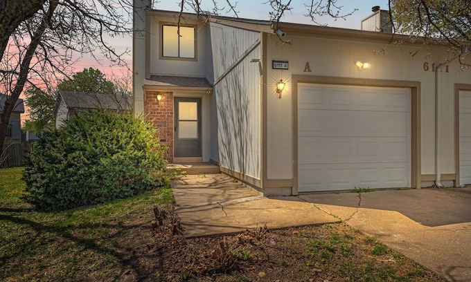 Southwest Topeka House | Spacious townhome - 2-bedrooms with King Beds in quite cul-de-sac - sleeps 6