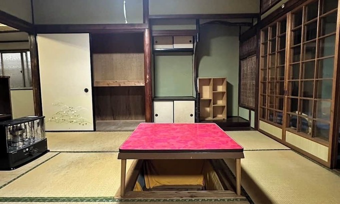 Beppu House | A 10-minute walk from Beppu Station! An old private house surrounded by buildings, full of privacy and seclusion. Antique items in the old house can be purchased if you like!