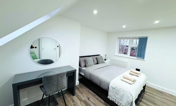 Quinton House | Stylish Stay In Birmingham