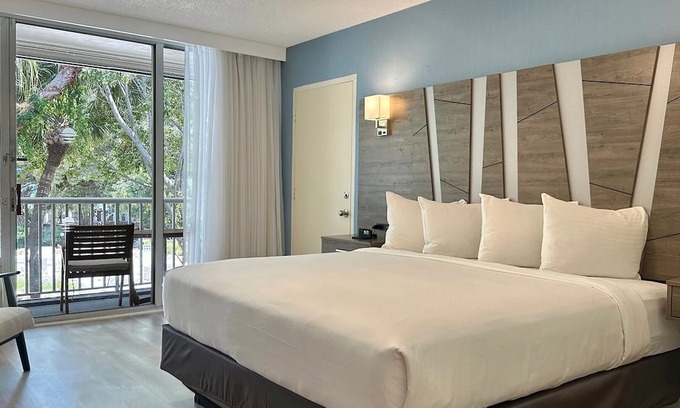 Pinellas Point House | Modern Beach Retreat: Stylish Unit w/Oceanfront Balcony, Marina Dining
