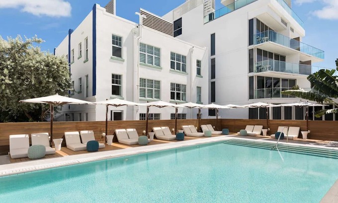 Flamingo/Lummus House | Bright King Room with Pool Access in South Beach