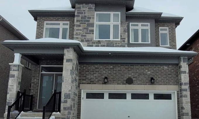 Barrie House | Zen-like Escape, Skiing Canoeing Hiking Nearby in Barrie ON