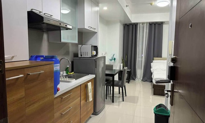Kapitolyo Condo | Cozy Studio in Mandaluyong with Modern Amenities, Free Pool & Gym Access.