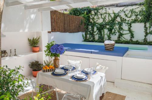 Lisbon Old Town Apartment | LovelyStay - The Blue Pool House