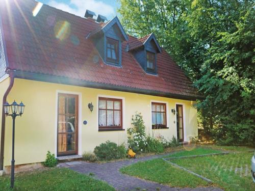 Hausles House | Holiday Home Mitwitz with a Fireplace 09